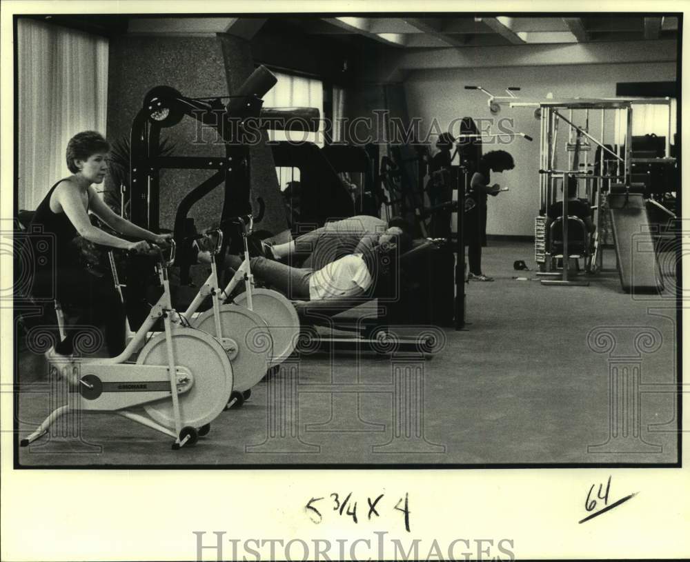 1983 Press Photo Woman Weightlifting at YMCA Fitness Center - noc55831 - Historic Images