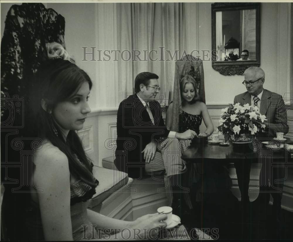 1972 Executive Mr. and Mrs. W. A. Weaver, Jr. with Guests at Event - Historic Images