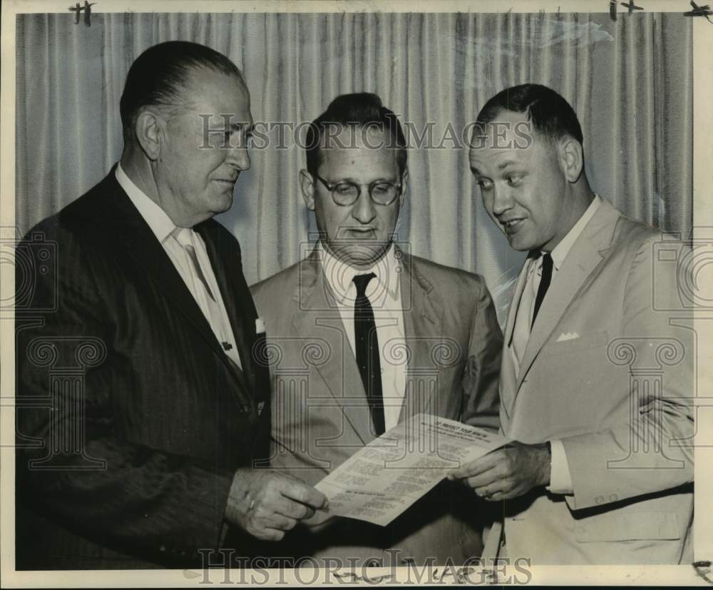 1961 Press Photo Dan Hogan with bond committee members confer - Historic Images