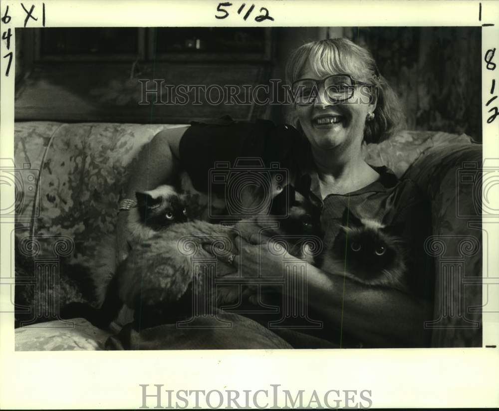 1983 Betty Wisdom and her cats in her living room - Historic Images