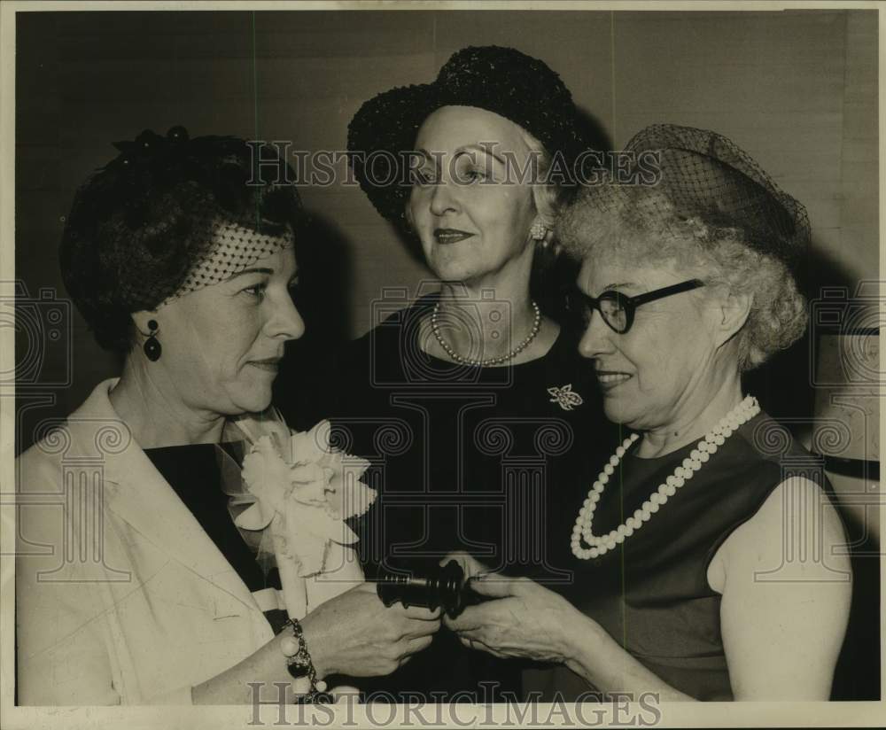 1964 Press Photo Lucy Wahlstrom with other members at gavel exchange ceremony - Historic Images