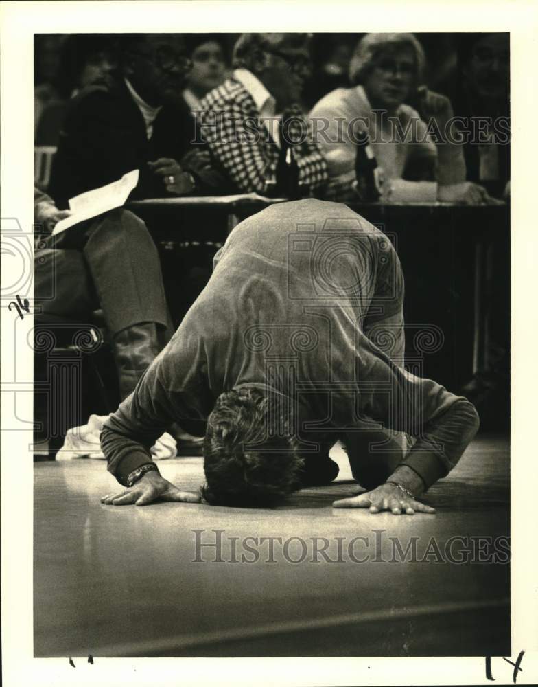 1979 Press Photo Butch Van Breda head coach kissing the floor - noc56411- Historic Images