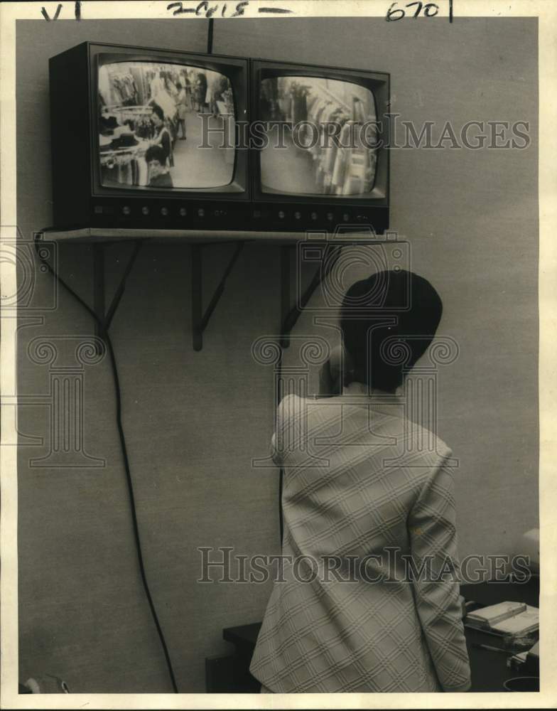 1970 Security employee scanning monitor for shoplifters - Historic Images