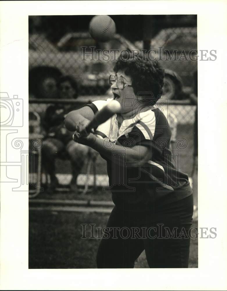 1985 Press Photo Slyvia Hughes playing at Westbank Golden Ager softball game- Historic Images