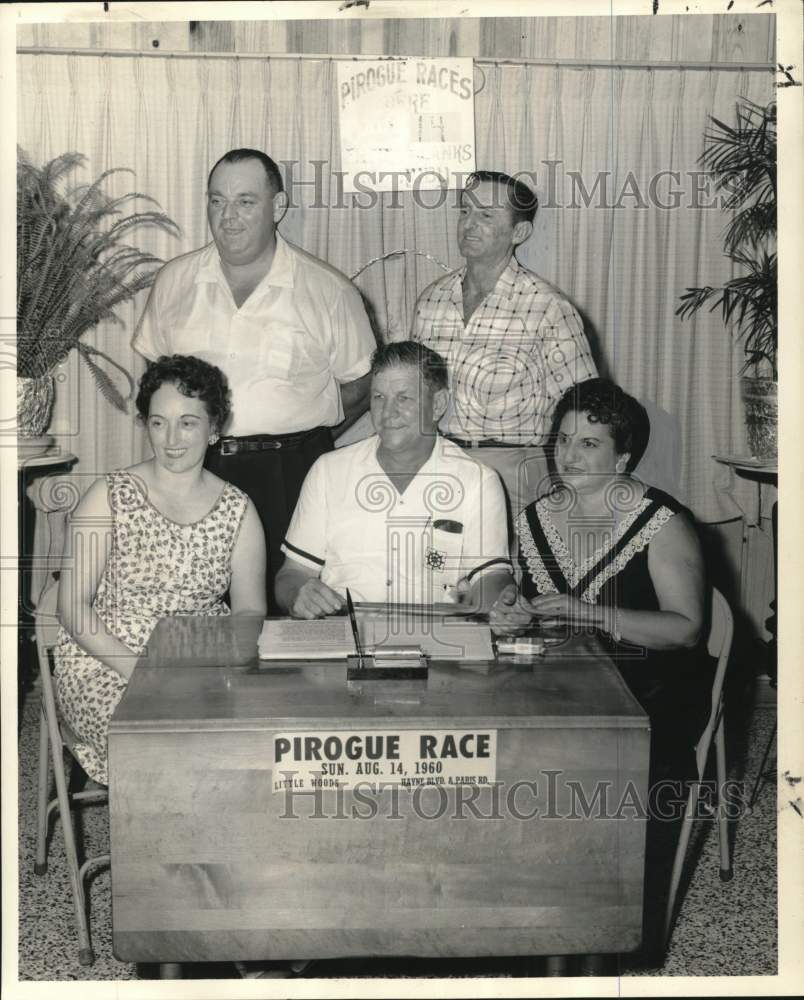 1960 Press Photo Planning for the second annual Little Woods Pirogue Races - Historic Images