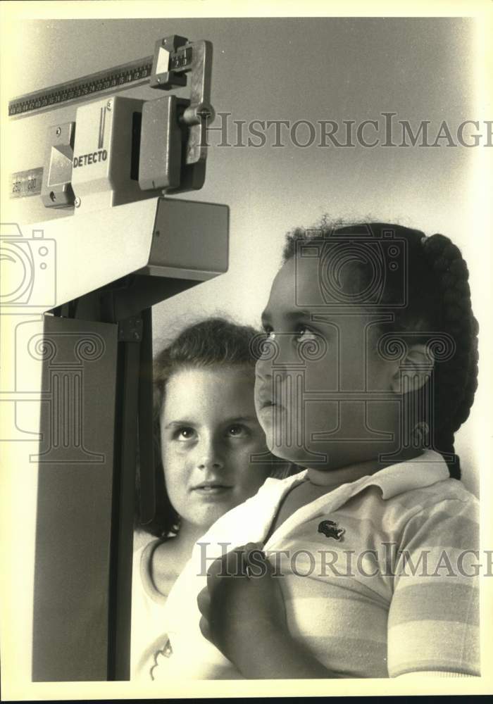 1983 Press Photo Pennsylvania-Farrah Ferguson, Jennifer Hanly at YouthMed Center - Historic Images