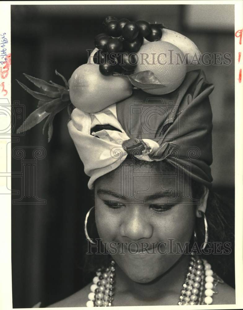 1989 Westgate Elementary School student in native costume for event - Historic Images