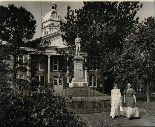 1974 Press Photo Elizabeth Martinusen, Kim Bush leaves West Feliciana courthouse - Historic Images
