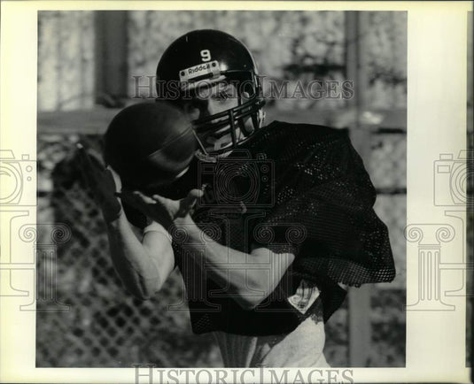 1989 Press Photo Ridgewood football player John Wellmeyer catches pass - Historic Images