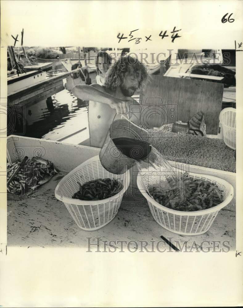 1976 Press Photo Joe Adams, Shrimp fisherman in Lake Pontchartrain - noc57693- Historic Images