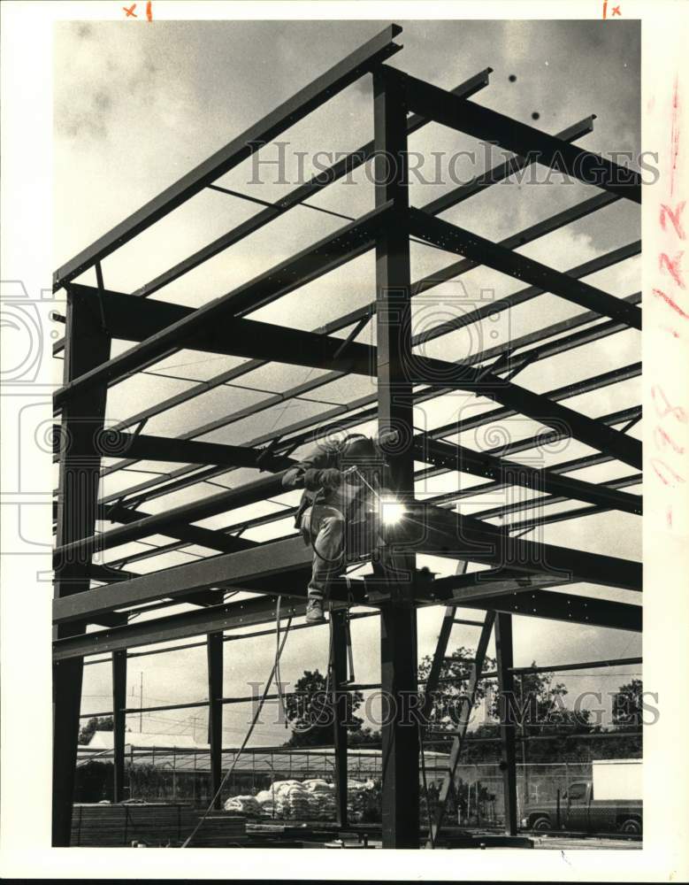 1988 Press Photo Ironworker Samuel Hooker welding for new warehouse in Kenner.- Historic Images