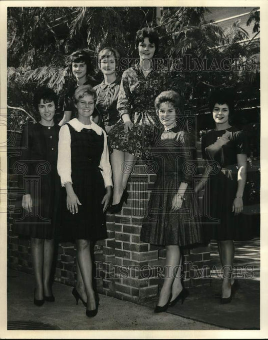 1962 Homecoming queen at Southeastern Louisiana College & her court - Historic Images