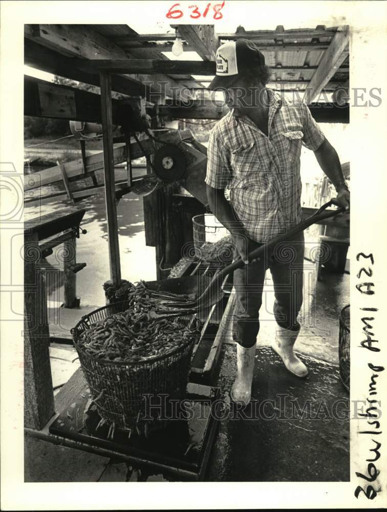 1985 Press Photo Lester Hill weighs basket of shrimp unloaded at Molero Seafood - Historic Images