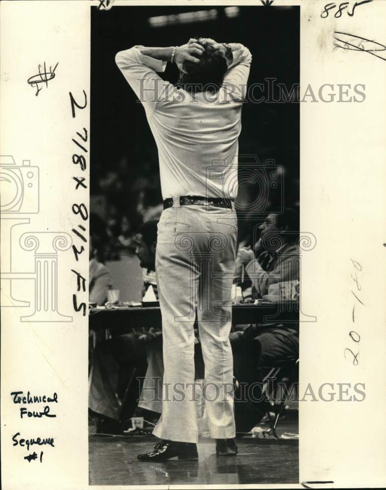 1978 Press Photo New Orleans Jazz Coach Butch Van Breda Kolff gestures on court - Historic Images