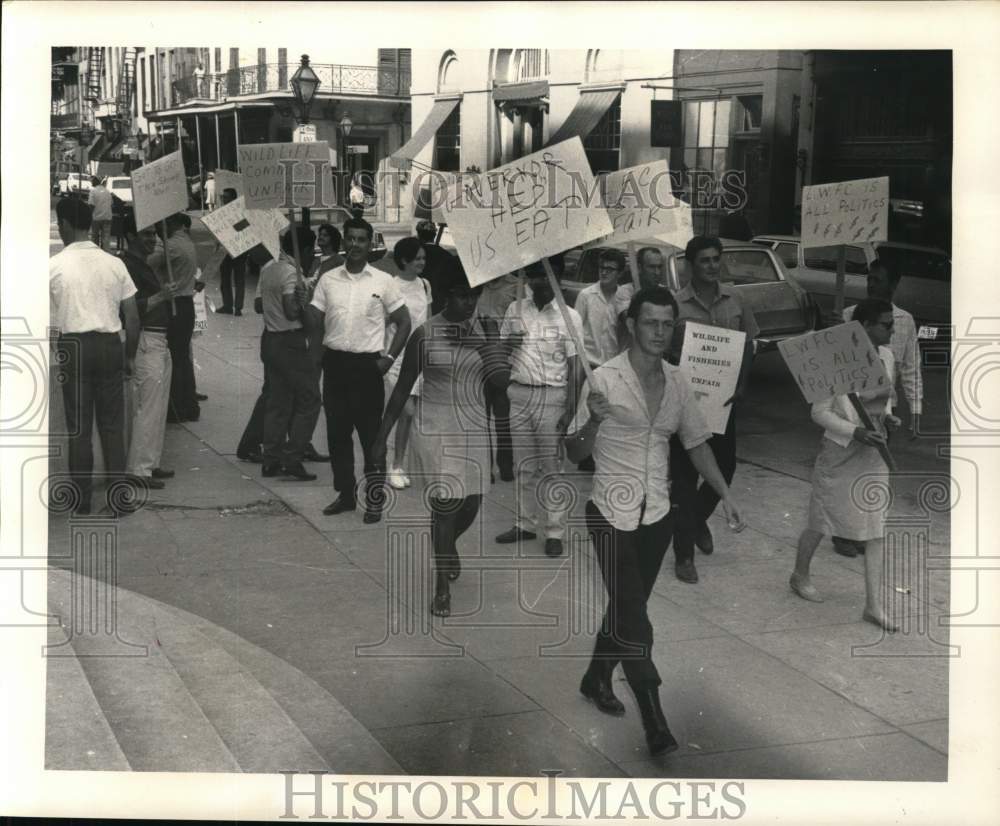 1969 Shrimpers picket outside New Orleans Wildlife building - Historic Images