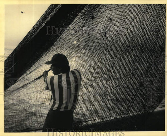 1990 Press Photo Captain Bryan Oung hauls in his nets at sunset- Shrimping- Historic Images