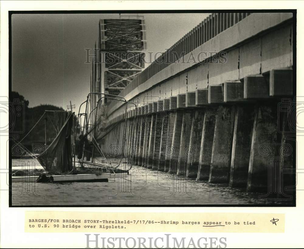 1986 Press Photo Shrimp barges appear to be tied to U.S. 90 bridge over Rigolets- Historic Images