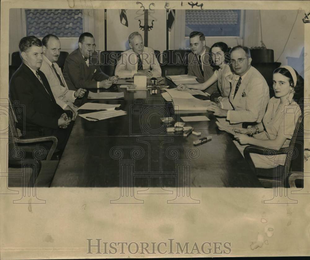 1947 Press Photo The Board of Trustees of the City Retirement System meeting - Historic Images