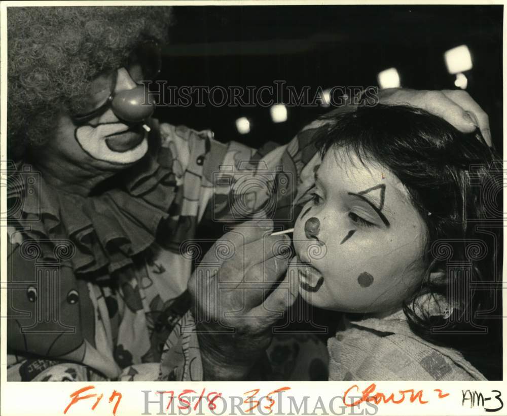 1984 Press Photo Rachel Gniady gets made up by Shrine Circus Clown Lynn Smith- Historic Images