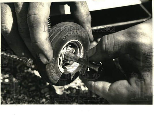 1987 Press Photo Richard Sherman removing tire of his grasshopper in Metairie- Historic Images