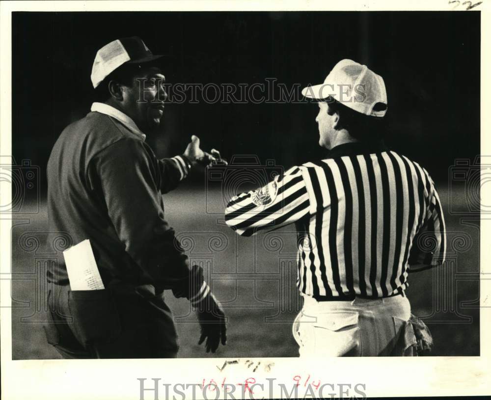 1979 Press Photo Football coach Otis Washington speaks to referee - noc58529 - Historic Images