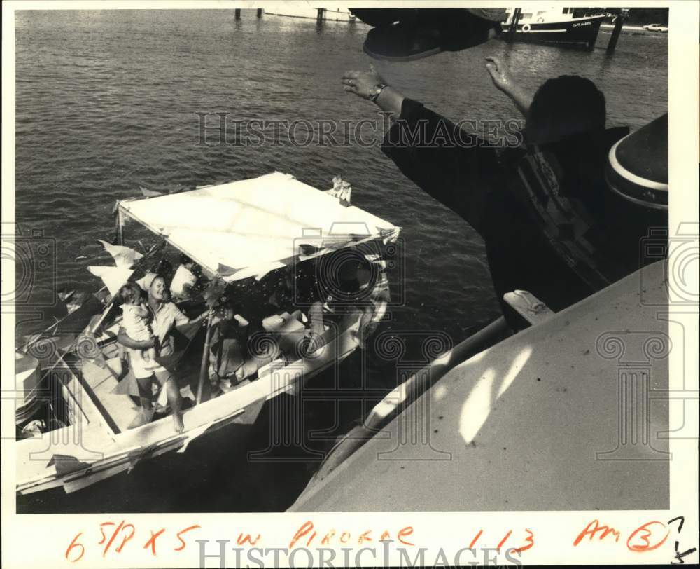 1980 Press Photo Reverend Frank Davied blessing the Venice Shrimp Boat Fleet - Historic Images