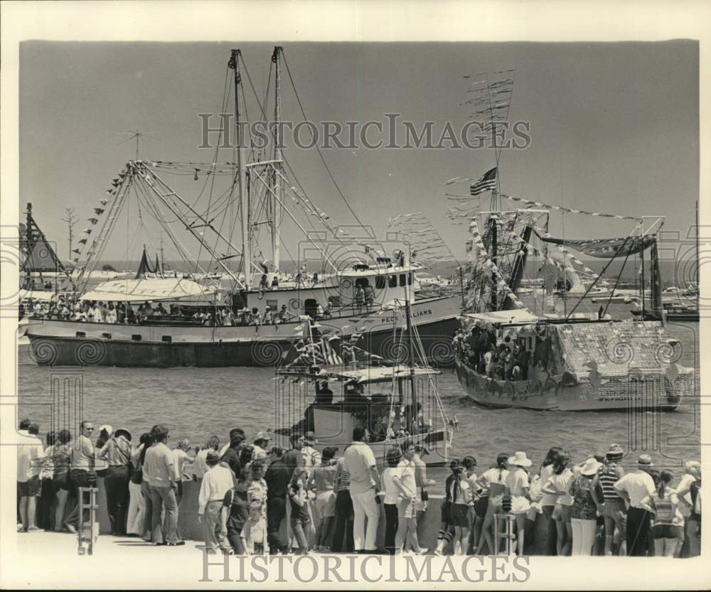 1975 Press Photo Crowd on shore watches shrimp fleet blessing - noc58701 - Historic Images