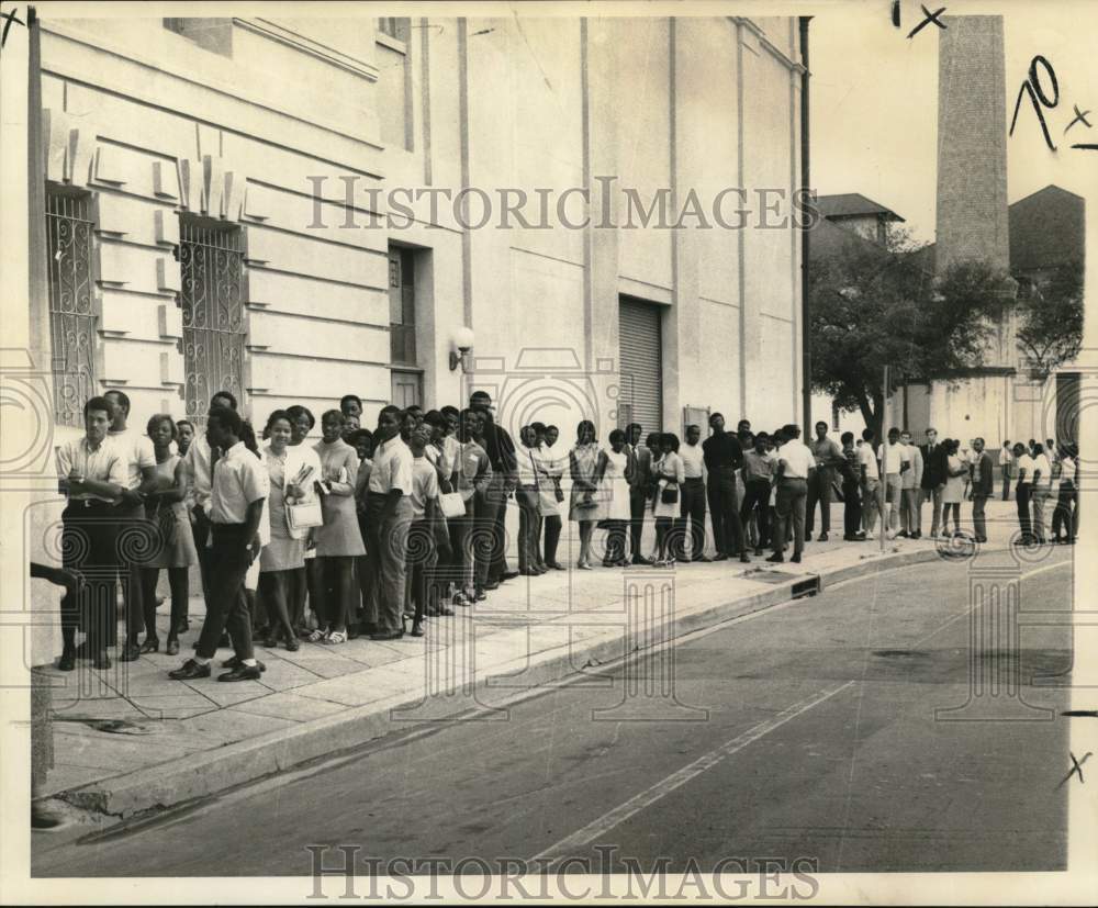 1969 Long lines at the Youth Job Fair - Historic Images