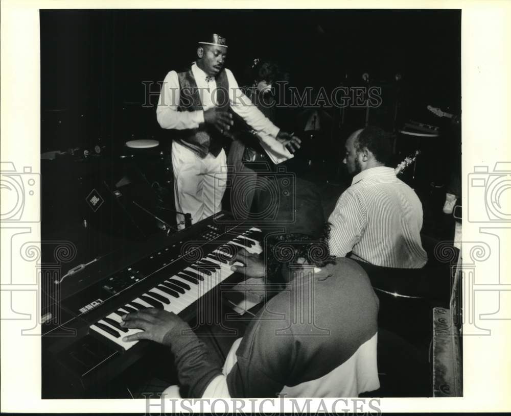 1990 Earl Smith rehearses with house band at Sinsations - Historic Images