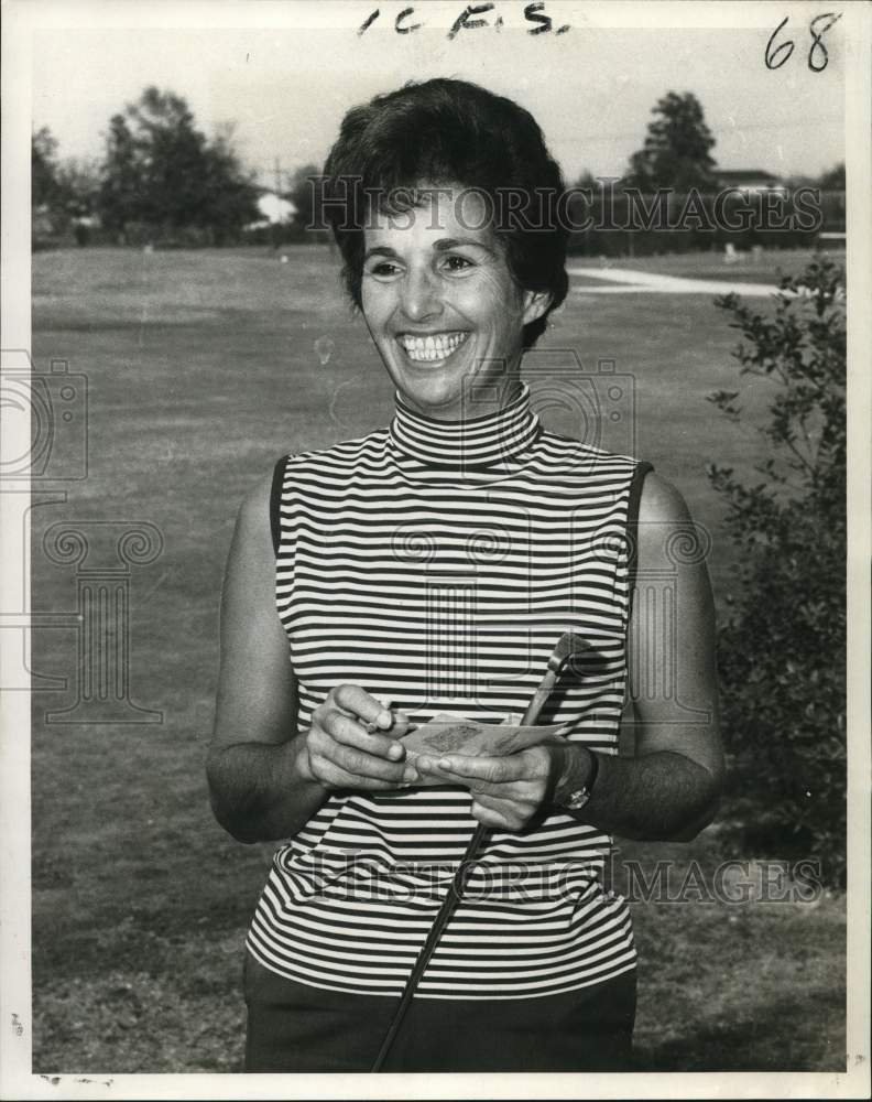 1969 Press Photo Mrs. Lou V. Sierra, winner of golf tournament at Timberlane - Historic Images