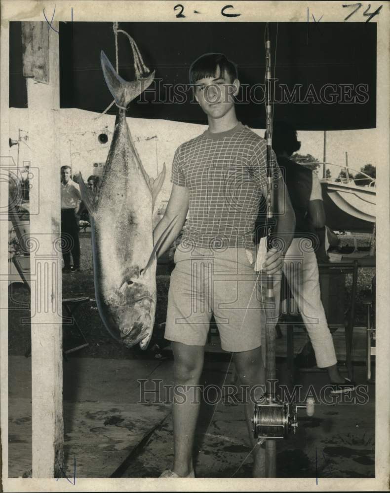 1969 Press Photo Bill Simmons with 33-pound jackfish caught during fishing rodeo- Historic Images