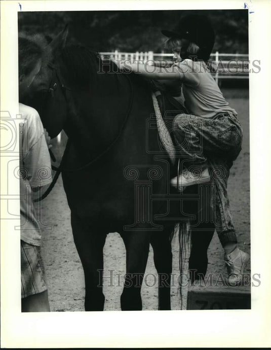 1989 Press Photo Rachel Simon climbs steps to mount horse near Madisonville - Historic Images