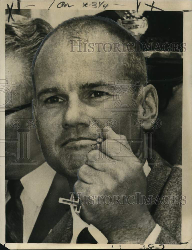 1964 Dr. Sam Sheppard stepping out of state penitentiary in Columbus - Historic Images