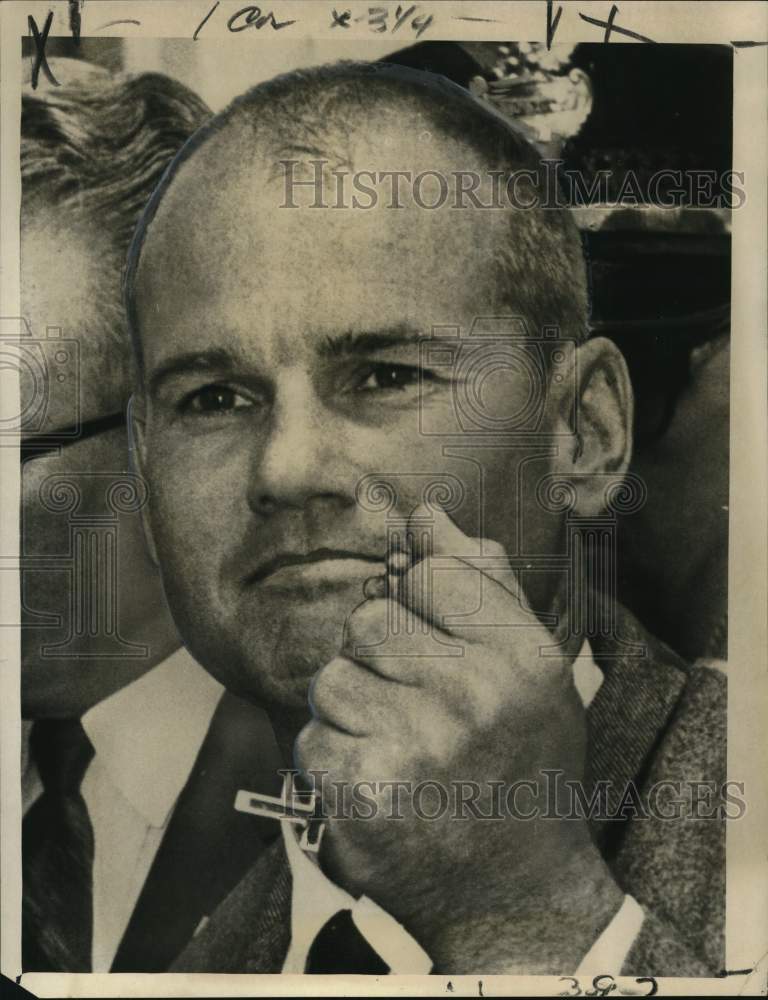 1964 Dr. Sam Sheppard stepping out of state penitentiary in Columbus ...