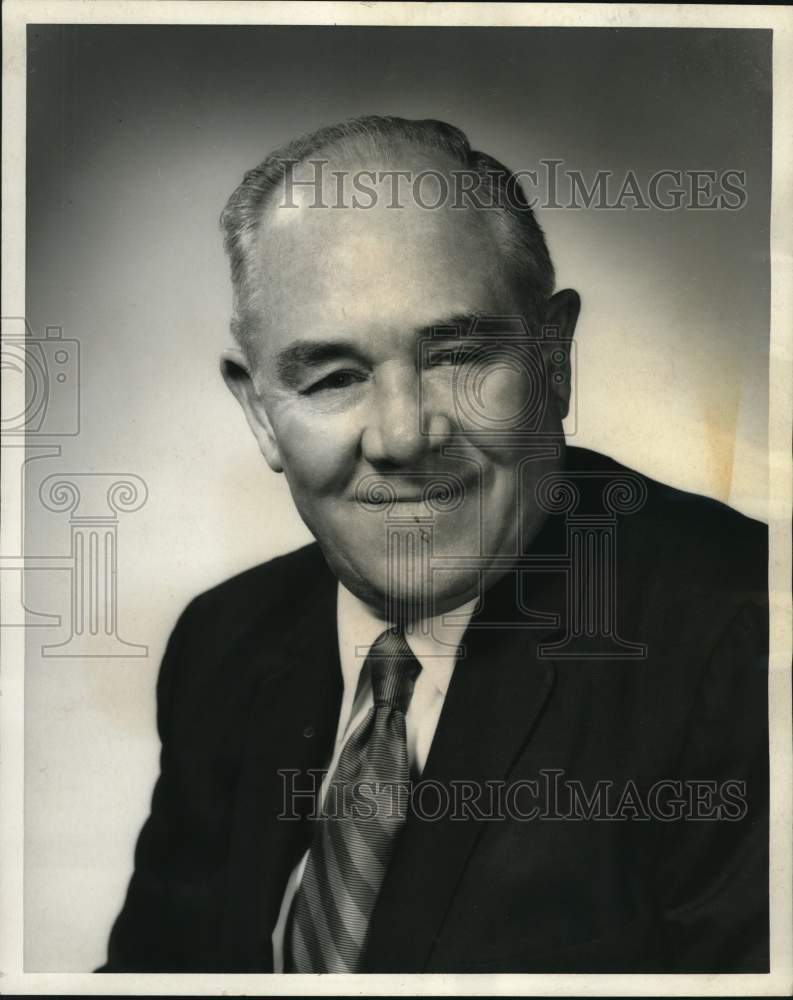 1974 Richard Sheppard addressing Purchasing Management Association - Historic Images