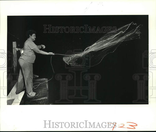 1987 Press Photo Mabel Nunez casting her net into Bayou Terre aux Boeufs- Historic Images
