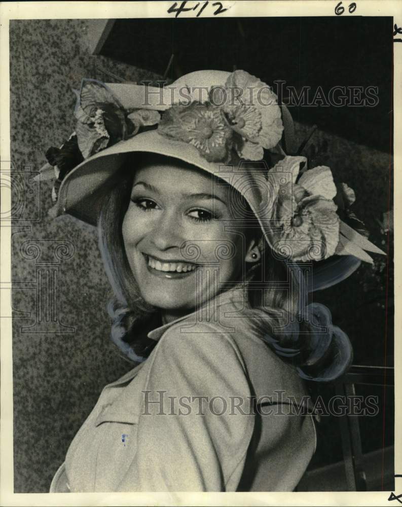 1976 Claire Smith, hat party hostess in New Orleans - Historic Images