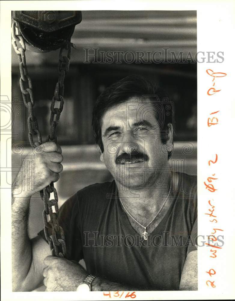 1987 Press Photo Pasco Placum, Plaquemines Parish oyster fisherman - noc60609 - Historic Images