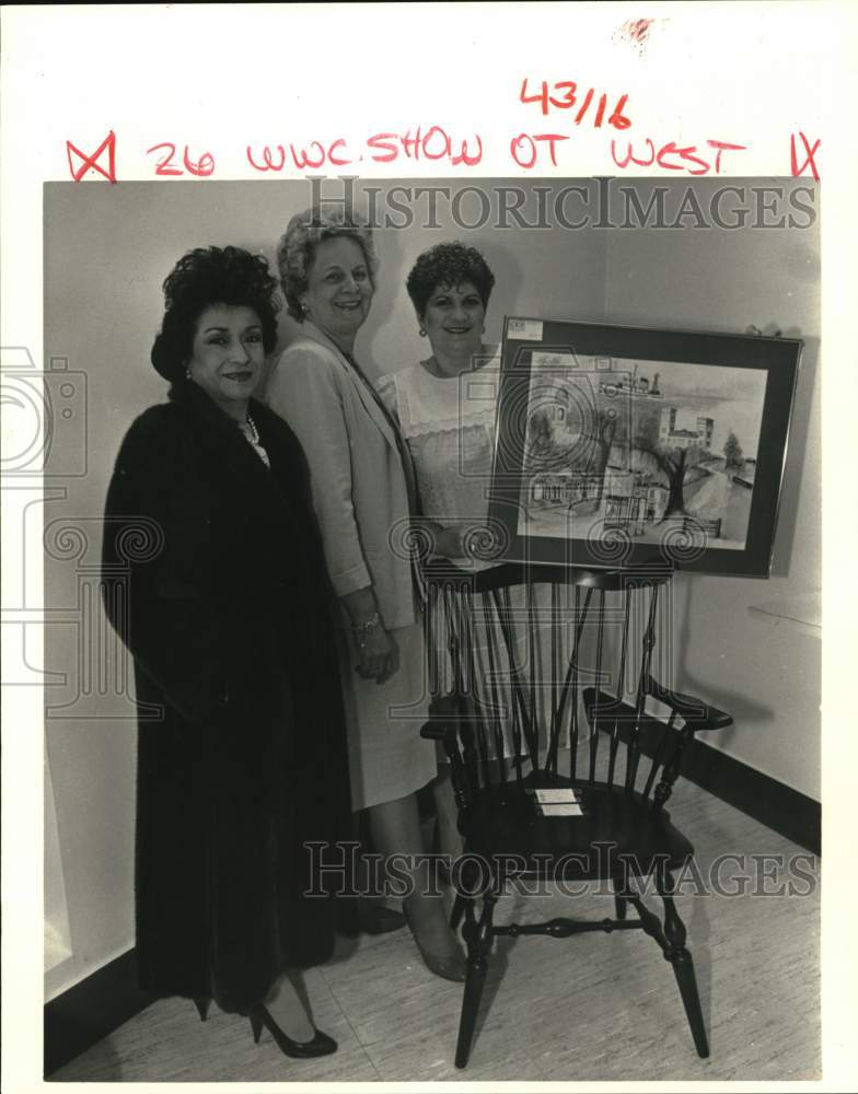 1986 Jo Ellen Smith holds painting of Memorial Hospital - Historic Images