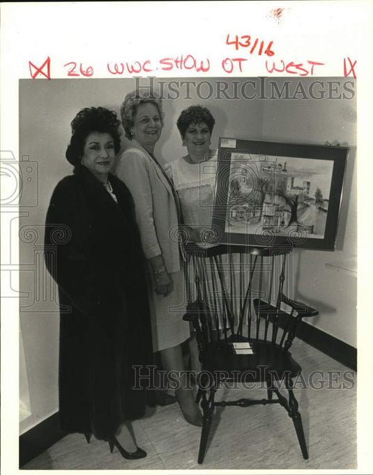 1986 Jo Ellen Smith holds painting of Memorial Hospital - Historic Images