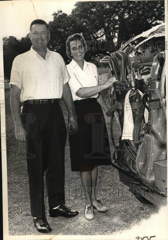 1963 Press Photo Mr. &amp; Mrs. John Smallpage, golfing in New Orleans Country Club- Historic Images