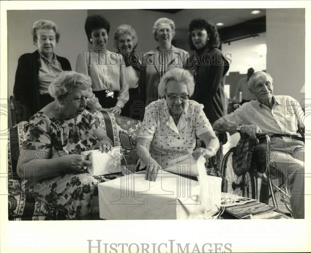 1990 Residents of Guest House in Slidell open gifts from volunteers - Historic Images