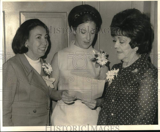 1970 Attending Community Volunteer Service meeting at Delmonico's. - Historic Images