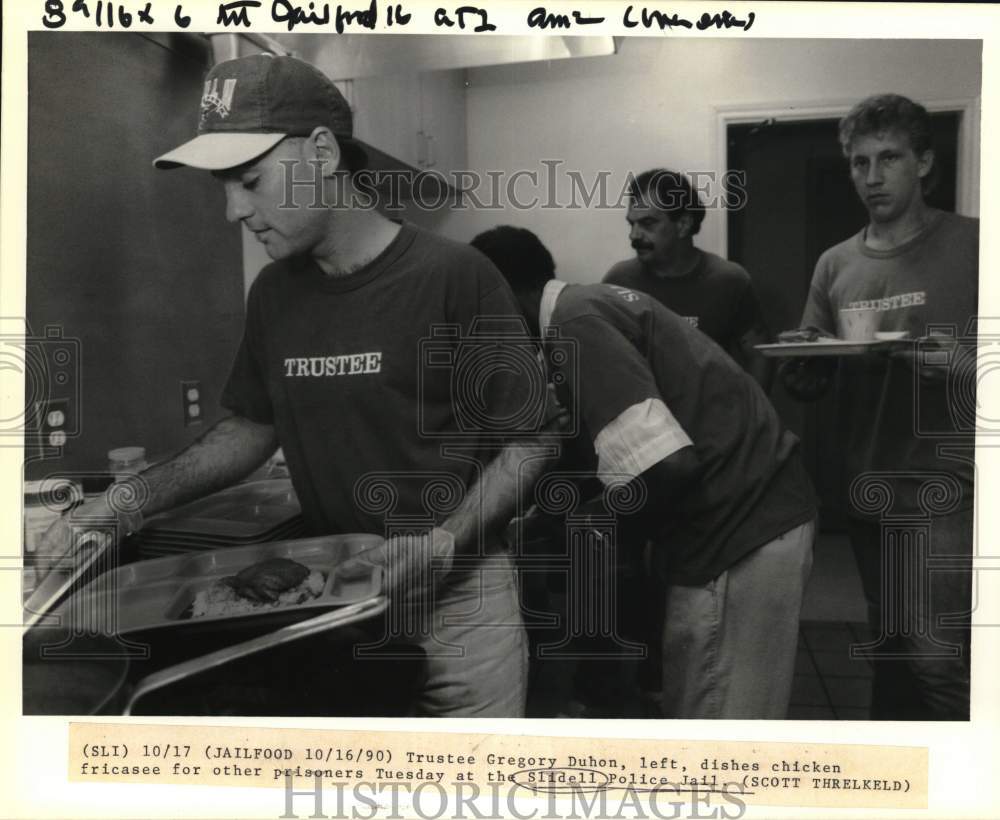 1990 Gregory Duhon serves chicken to prisoner at Slidell Police Jail - Historic Images