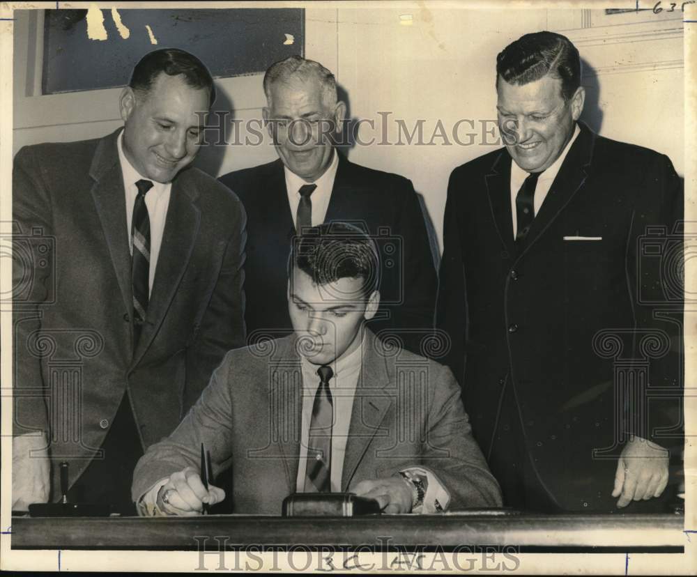 1964 Press Photo Glenn Smith, fullback, signs with Louisiana State University - Historic Images