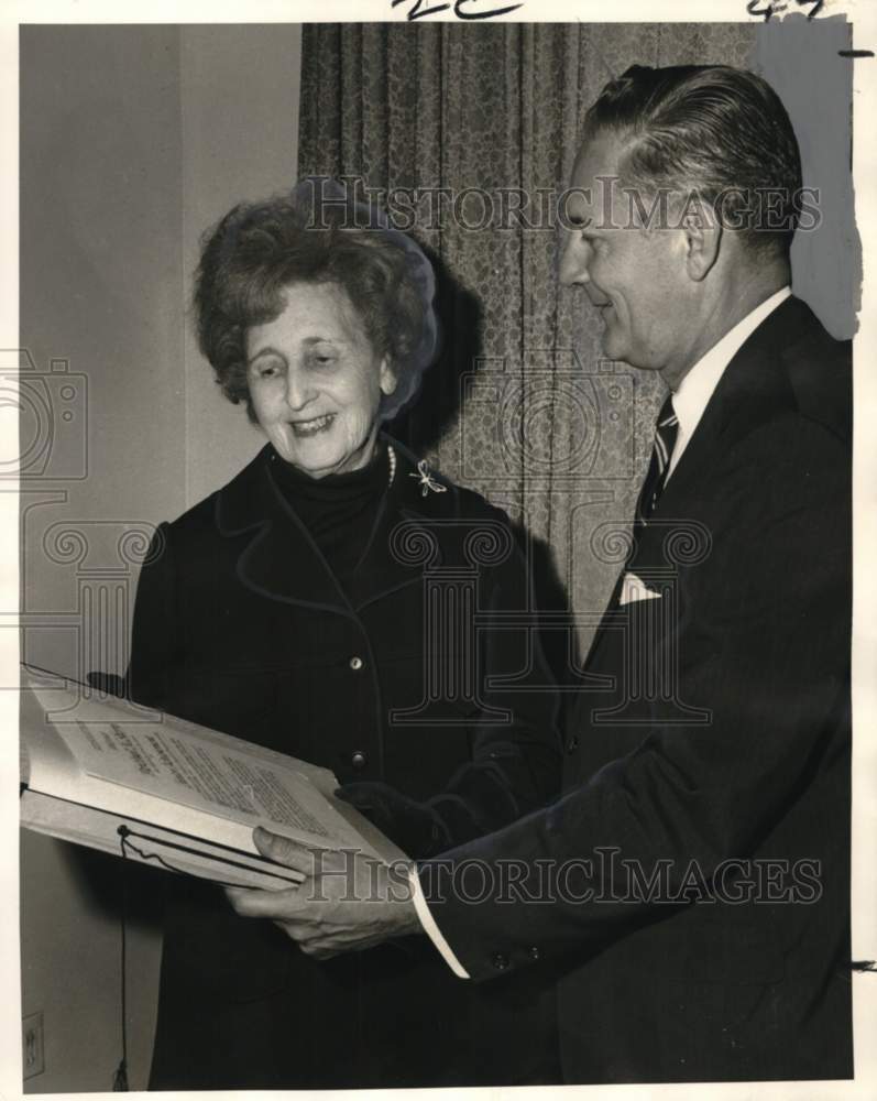 1970 Press Photo Mrs. Percival Stern accepting posthumous award for her husband - Historic Images