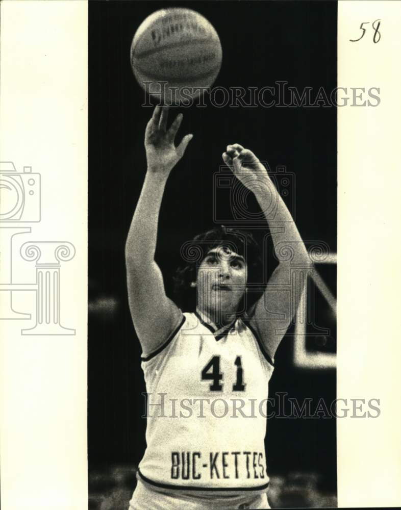 1981 Press Photo Cathy Stiles, one of the Buc-Kettes, shoots the basketball.- Historic Images