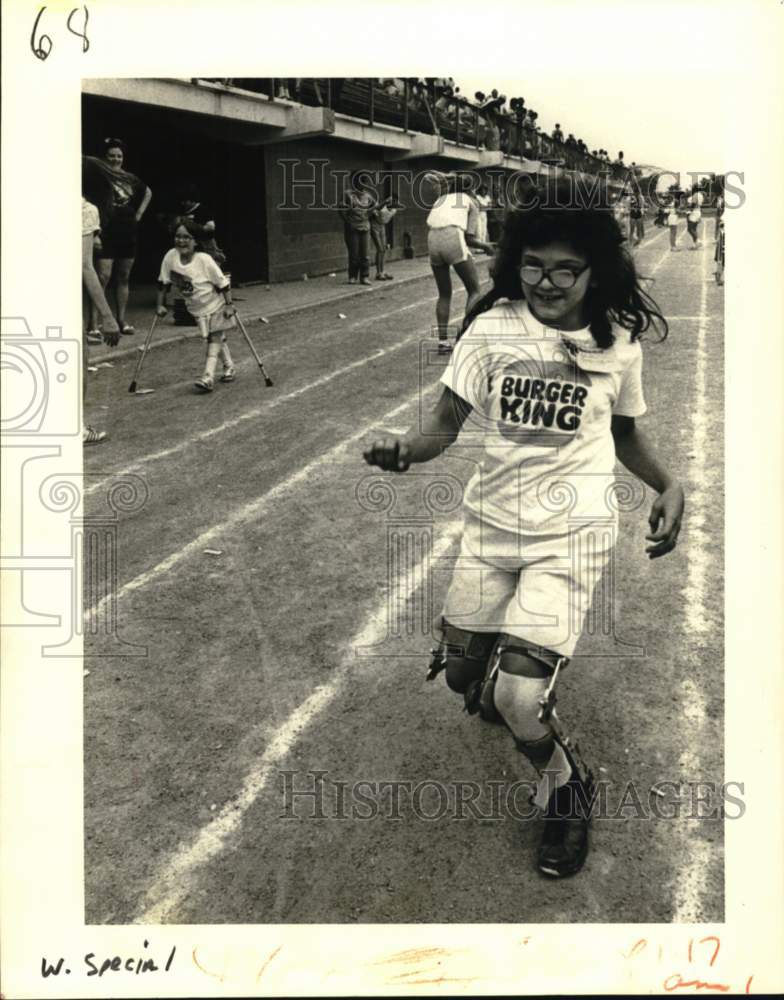 1981 Press Photo Greta Singleton runs in Jefferson Parish Special Olympics race - Historic Images