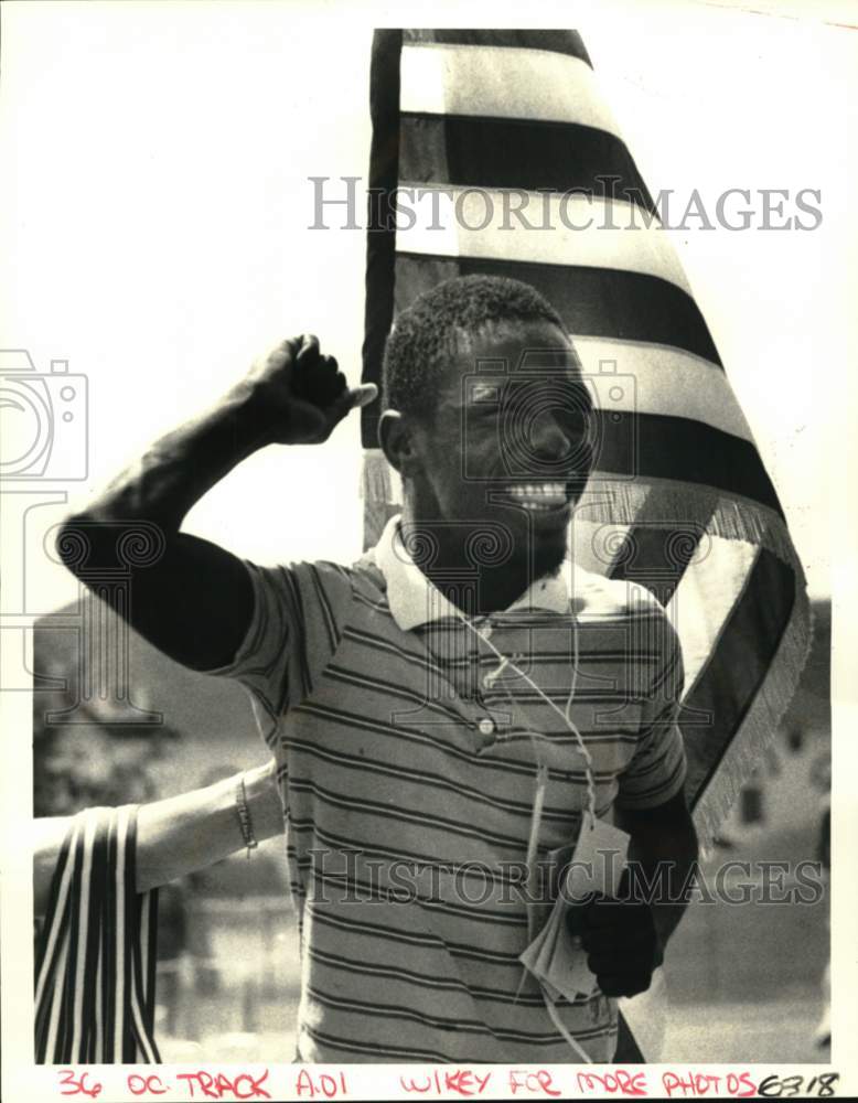 1986 Press Photo Reginal Jefferson earns a medal in Special Kids 50-yard dash - Historic Images