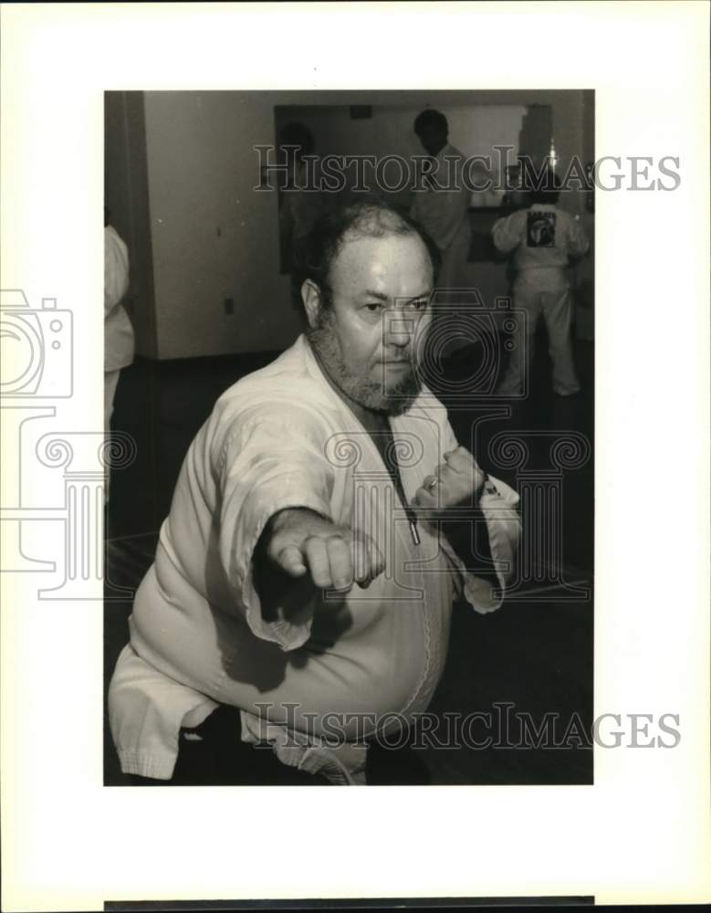 1990 Press Photo Stephen Steimle warms up his karate techniques for exercise.- Historic Images